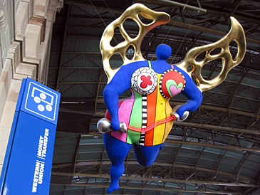 \"Der Engel der Reisenden\" von Niki de Saint Phalle im ZÃ¼rcher Bahnhof.